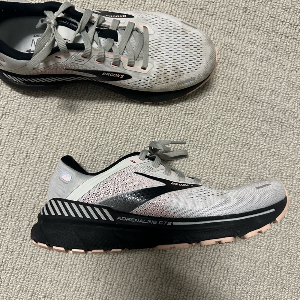 Brooks size 8 running shoe